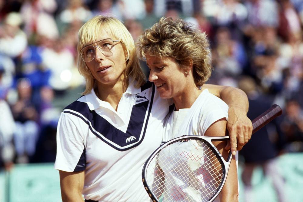 Evert and Navratilova embrace (L'Equipe)